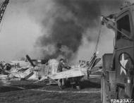 Asisbiz P 51D Mustang 78FG83FS HLK and HLJ after a ground collision 14th Mar 1945 01