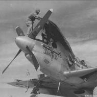 Asisbiz 44 72518 P 51D Mustang 20AF 506FG462FS 615 Dinny B at Iwo Jima 1945 02