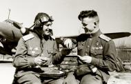 Asisbiz Aircrew Soviet 81GvBAP with Pavel Artemyevich Plotnikov on the right 1945 01