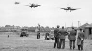 Asisbiz Spitfire MkVbs RAF 121Sqn landing at RAF Rochford in Essex Aug 1942 IWM D9509a