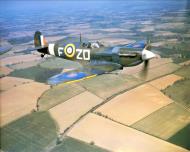 Asisbiz Spitfire MkVb RAF 222Sqn ZDF Sqn Ldr Richard Milne AD233 North Weald Essex May 1942 IWM COL188