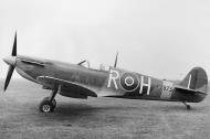 Asisbiz Spitfire MkV RAF OTU RH P7973 England web 01