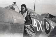 Asisbiz Spitfire HFVIII SAAF 1Sqn AXA JF406 Italy 1943 03