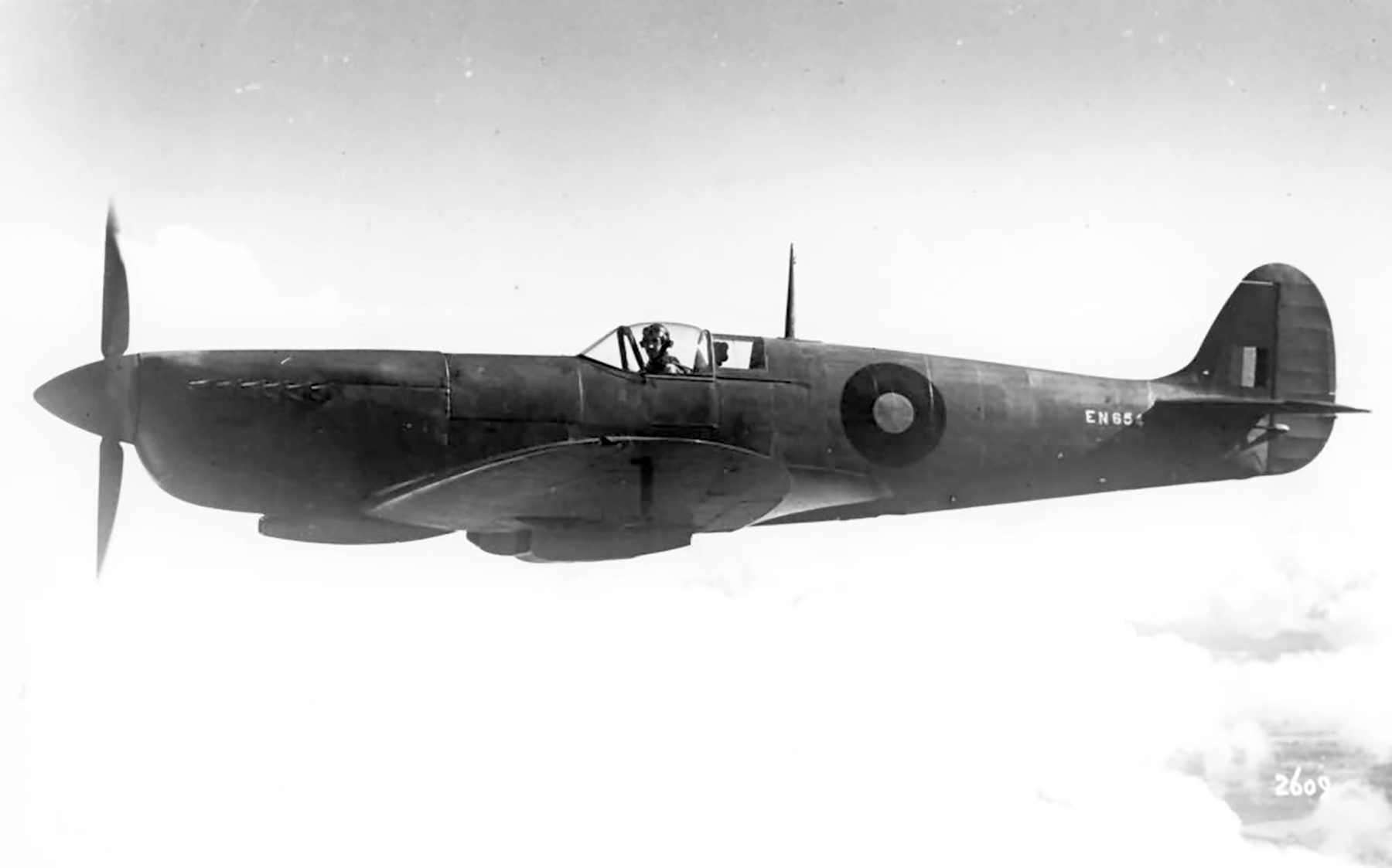 Asisbiz Recon Spitfire PR11 Prototype EN654 high speed reconnaissance ...