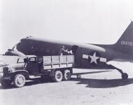 Asisbiz 41 19476 Douglas C 47 10AF 2TCS being loaded in India 1943 later lost in Burma 18th Jan 1944 NA382