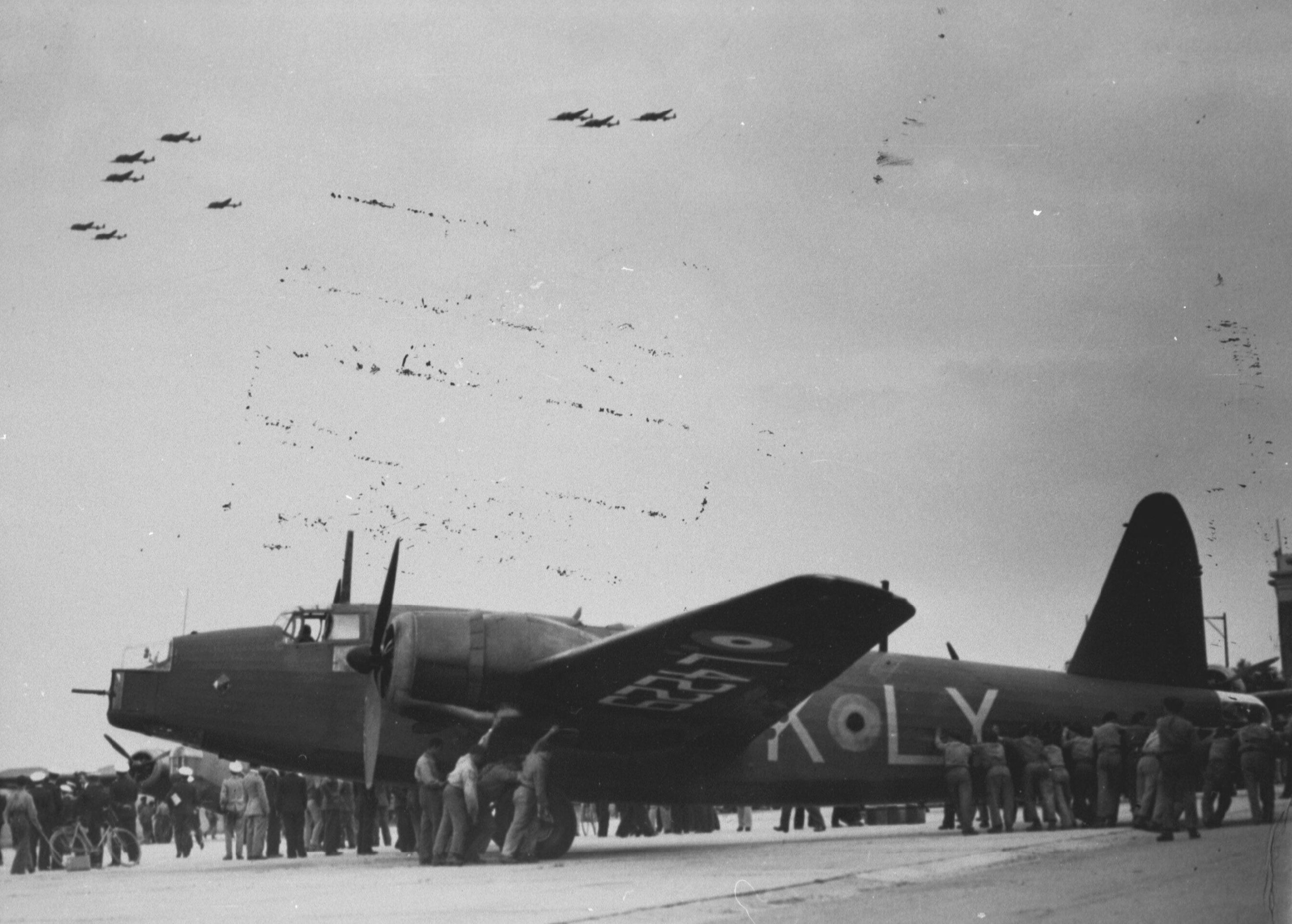 Asisbiz Wellington MkI RAF 149Sqn LYK L4229 England 10th Aug 1939 NIOD