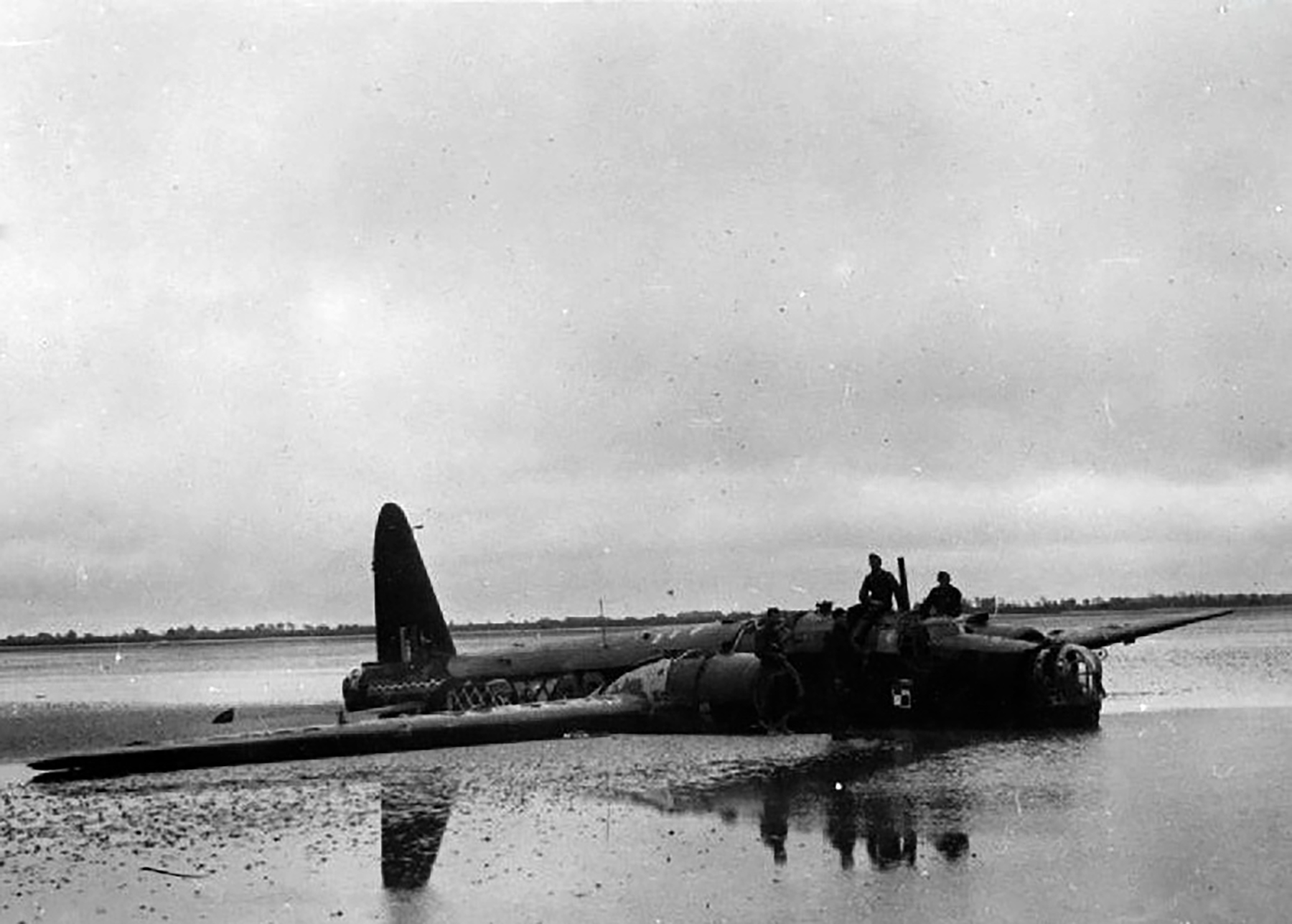 Asisbiz Wellington Mk.IV RAF 301Sqn GRA Z1479 crash landed ...