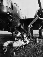 Asisbiz Vickers Wellington BX RNZAF 75Sqn AAx being loaded up at Feltwell England 02