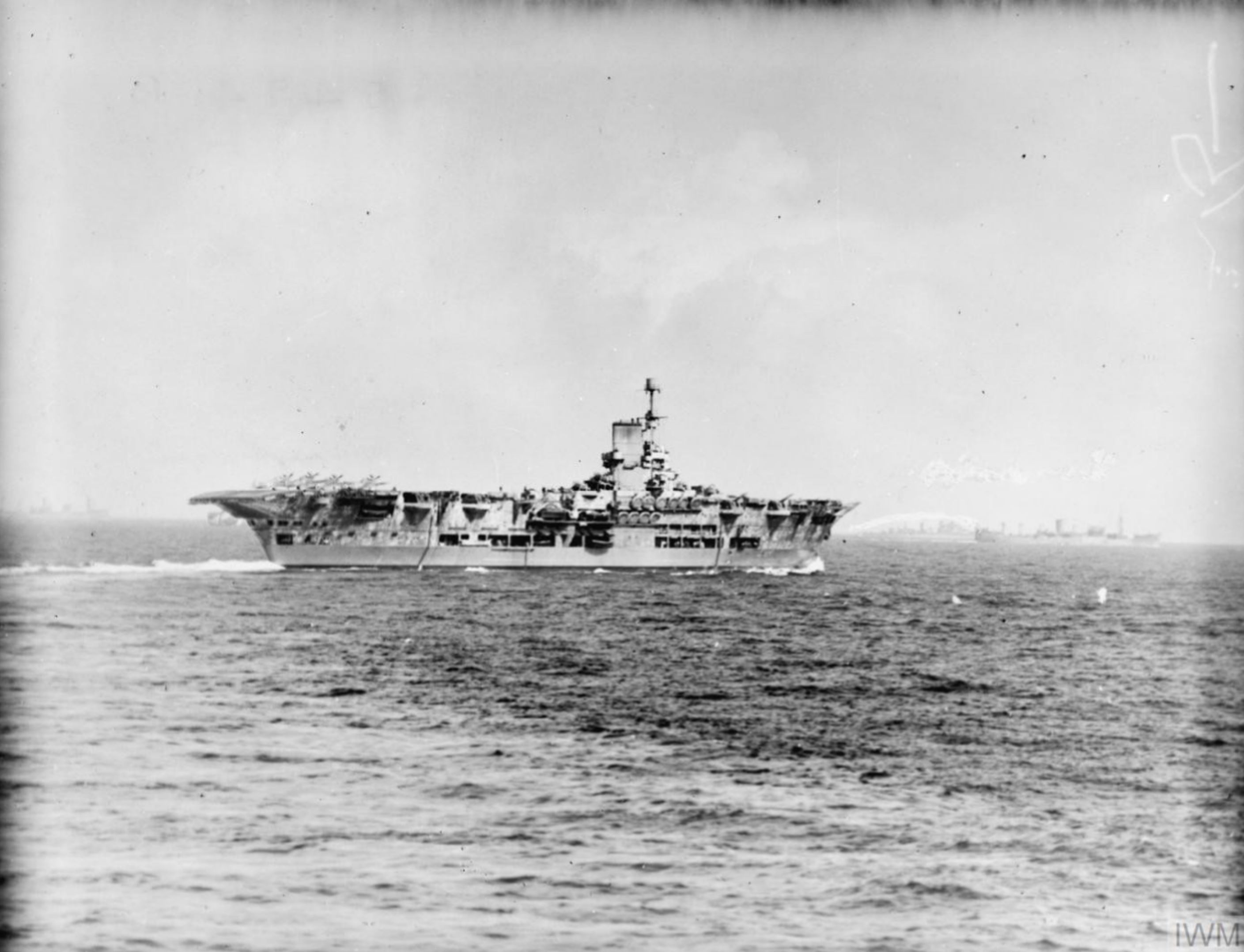 T me an rn carrier африка. Авианосец АРК Роял 1941. HMS Ark Royal 1937. Авианосец АРК Ройал на дне. HMS Hermione.