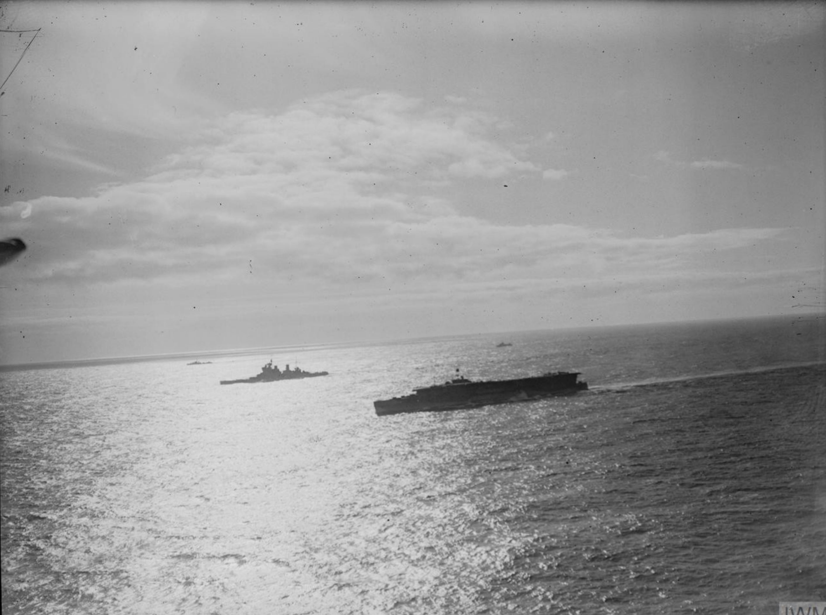 T me an rn carrier африка. Тонущий авианосец HMS courageous. HMS Anson. Авианосец Корейджес на дне. Пл класса Кинг 032.