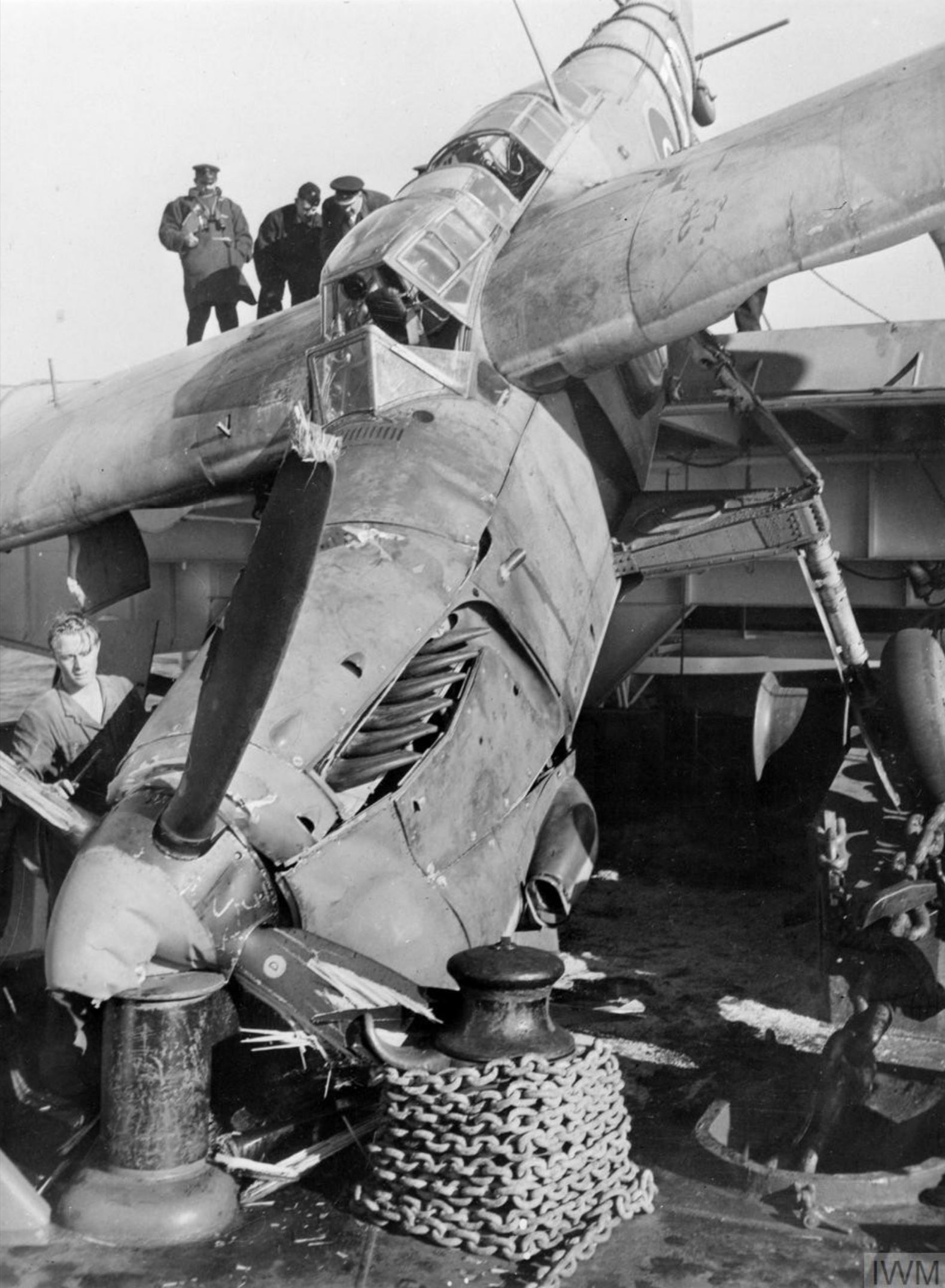 Asisbiz Fleet Air Arm Fairey Barracuda Botched Landing Aboard Hms Rajah Barracuda Aug Iwm