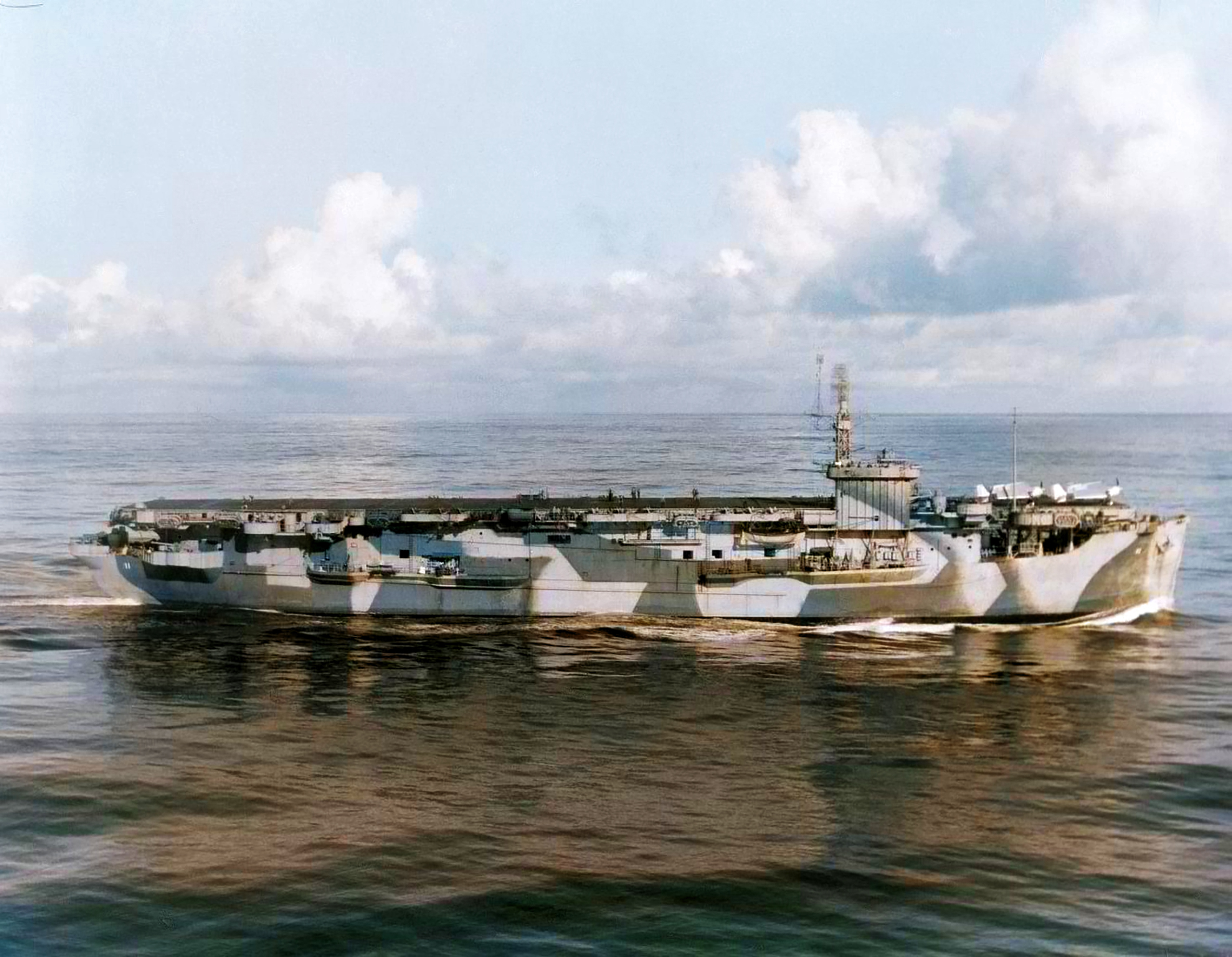 Asisbiz USS Card (CVE-11) in her camouflage pattern 1944 01