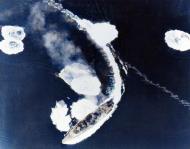Asisbiz Japanese battleship Yamato maneuvers while under attack by Task Force 58 planes in the Inland Sea 19th Mar 1945 80 G 309662